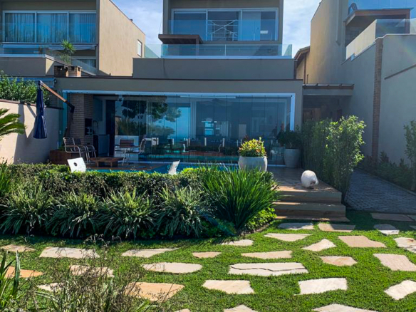 Refúgio Exclusivo Pé na Areia em Juquehy | Design Minimalista e Vista Eterna