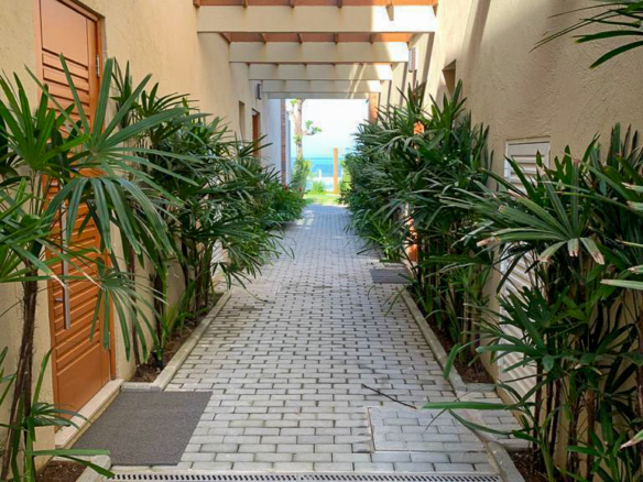 Refúgio Exclusivo Pé na Areia em Juquehy | Design Minimalista e Vista Eterna