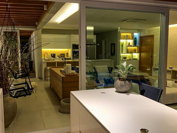 Refúgio Exclusivo Pé na Areia em Juquehy | Design Minimalista e Vista Eterna