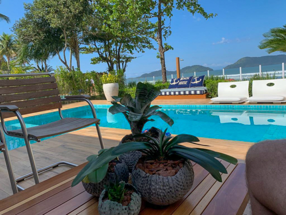Refúgio Exclusivo Pé na Areia em Juquehy | Design Minimalista e Vista Eterna