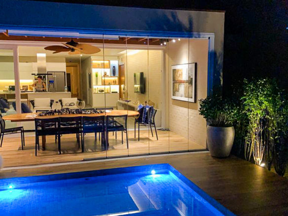 Refúgio Exclusivo Pé na Areia em Juquehy | Design Minimalista e Vista Eterna