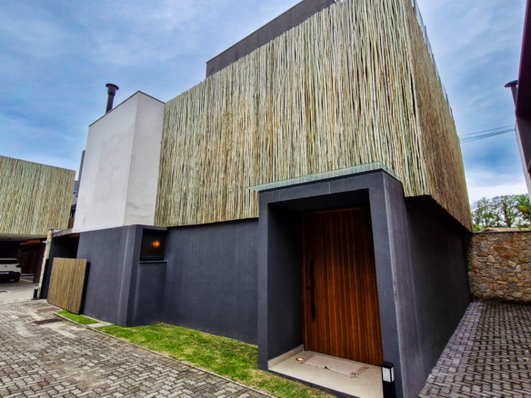 Espetacular Casa em condomínio fechado Pé na Areia em Cambury – 5 Suítes, Projeto Sofisticado e Acabamentos de Alto Luxo