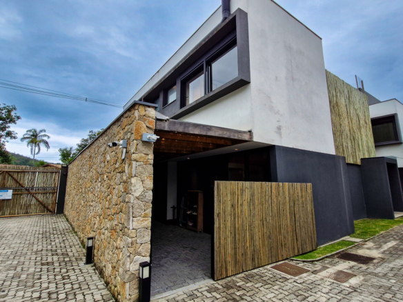 Espetacular Casa em condomínio fechado Pé na Areia em Cambury – 5 Suítes, Projeto Sofisticado e Acabamentos de Alto Luxo