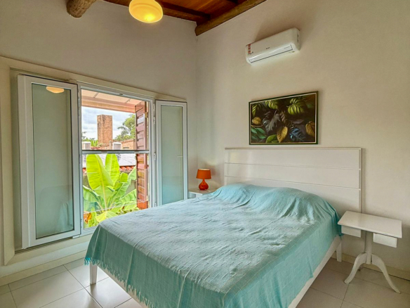 Casa rústica com pé direito duplo em Praia de Itamambuca – mobiliada e cercada pela natureza