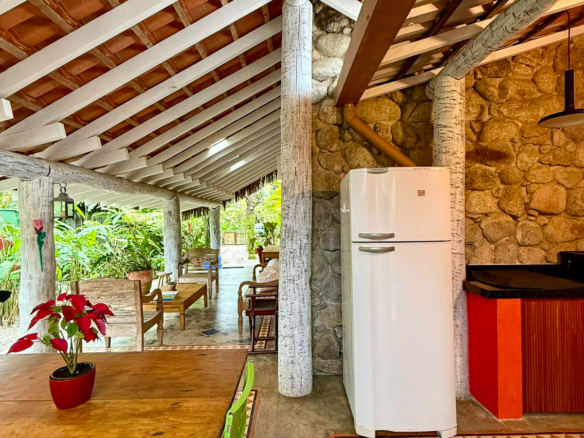 Casa rústica com pé direito duplo em Praia de Itamambuca – mobiliada e cercada pela natureza
