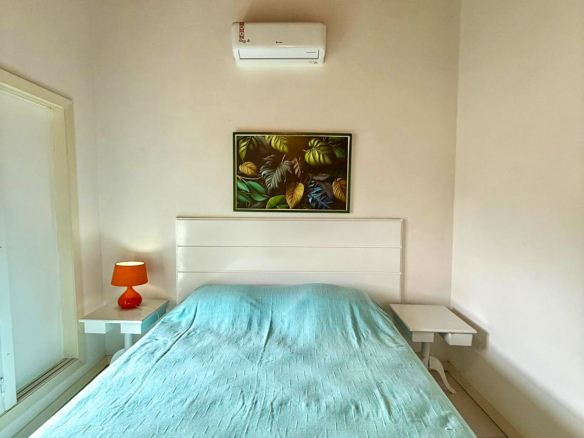 Casa rústica com pé direito duplo em Praia de Itamambuca – mobiliada e cercada pela natureza