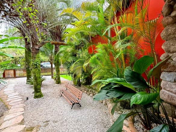 Casa rústica com pé direito duplo em Praia de Itamambuca – mobiliada e cercada pela natureza