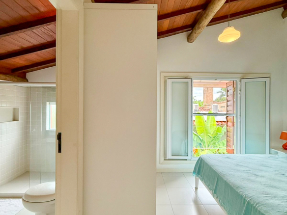 Casa rústica com pé direito duplo em Praia de Itamambuca – mobiliada e cercada pela natureza