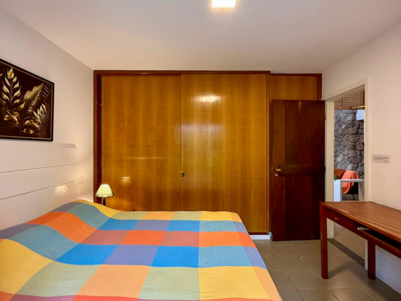 Casa rústica com pé direito duplo em Praia de Itamambuca – mobiliada e cercada pela natureza