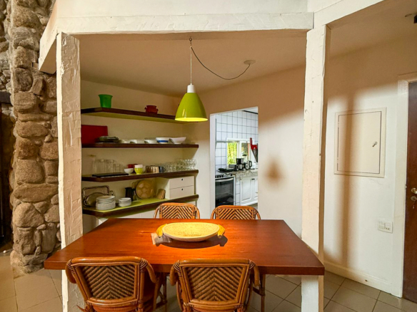 Casa rústica com pé direito duplo em Praia de Itamambuca – mobiliada e cercada pela natureza