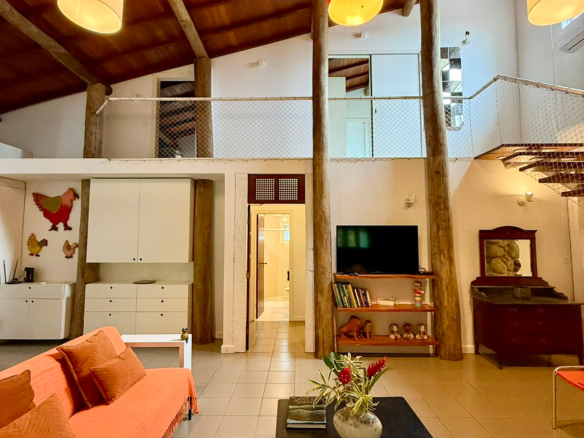 Casa rústica com pé direito duplo em Praia de Itamambuca – mobiliada e cercada pela natureza