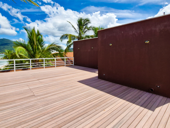 Casa Frente Mar de Luxo – 3 Pisos com Vista Panorâmica