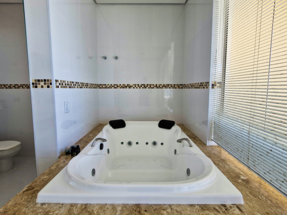 Casa Frente Mar de Luxo – 3 Pisos com Vista Panorâmica