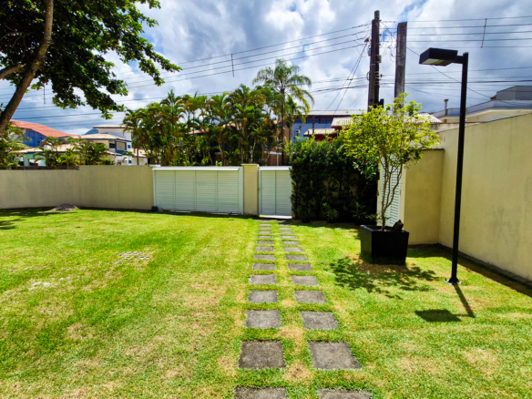 Casa Frente Mar de Luxo – 3 Pisos com Vista Panorâmica