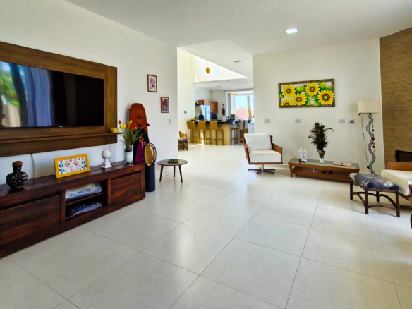 Casa Frente Mar de Luxo – 3 Pisos com Vista Panorâmica