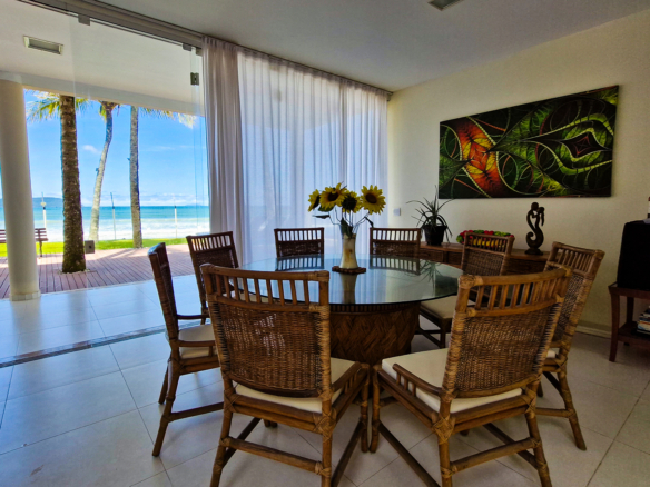 Casa Frente Mar de Luxo – 3 Pisos com Vista Panorâmica