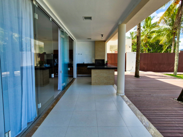 Casa Frente Mar de Luxo – 3 Pisos com Vista Panorâmica