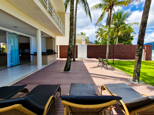 Casa Frente Mar de Luxo – 3 Pisos com Vista Panorâmica
