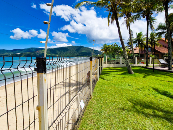 Casa Frente Mar de Luxo – 3 Pisos com Vista Panorâmica