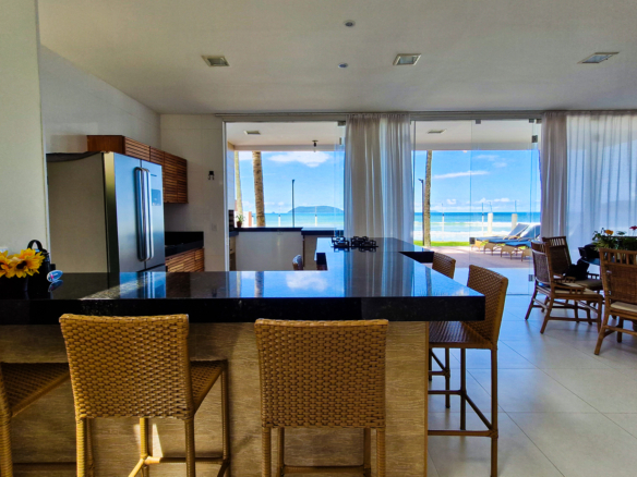 Casa Frente Mar de Luxo – 3 Pisos com Vista Panorâmica