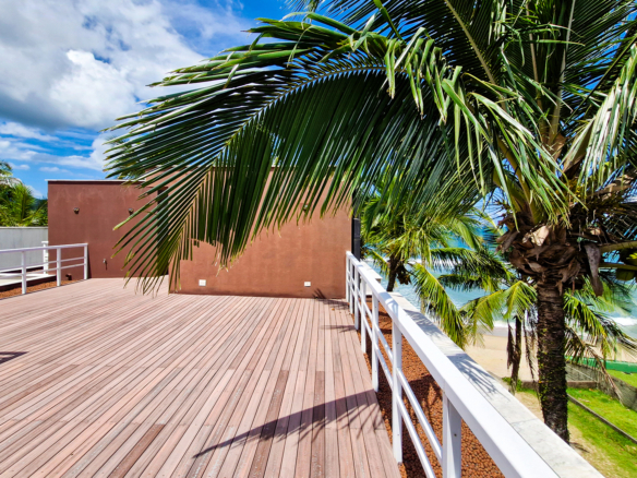 Casa Frente Mar de Luxo – 3 Pisos com Vista Panorâmica