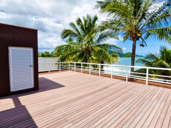 Casa Frente Mar de Luxo – 3 Pisos com Vista Panorâmica