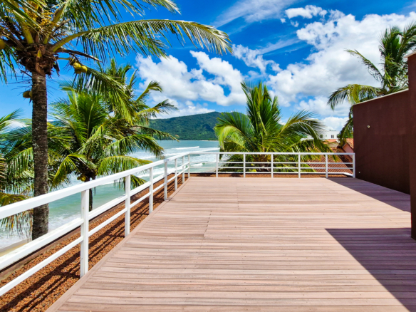 Casa Frente Mar de Luxo – 3 Pisos com Vista Panorâmica