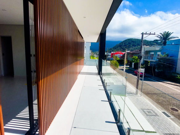 Casa nova com 6 suítes no Costa Nova Residence