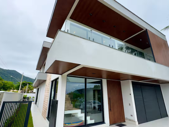 Casa à locação frente mar em Ubatuba no Condomínio Salga Lagoinha