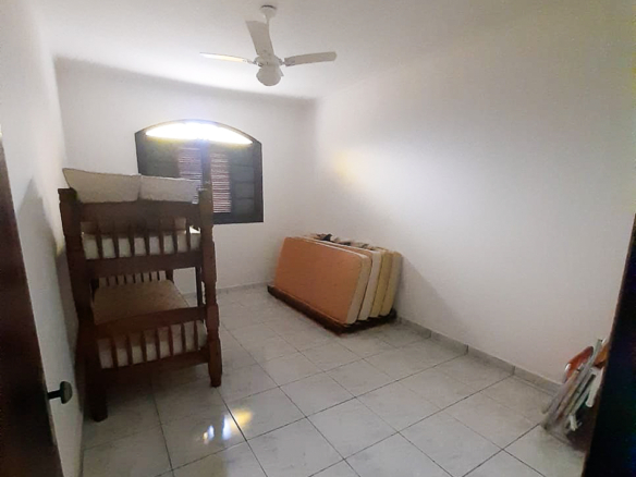 Casa térrea com 3 dormitórios e edícula a 800m da Praia da Lagoinha