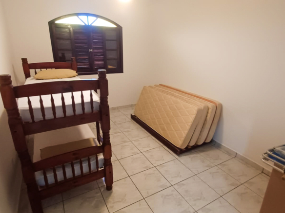 Casa térrea com 3 dormitórios e edícula a 800m da Praia da Lagoinha