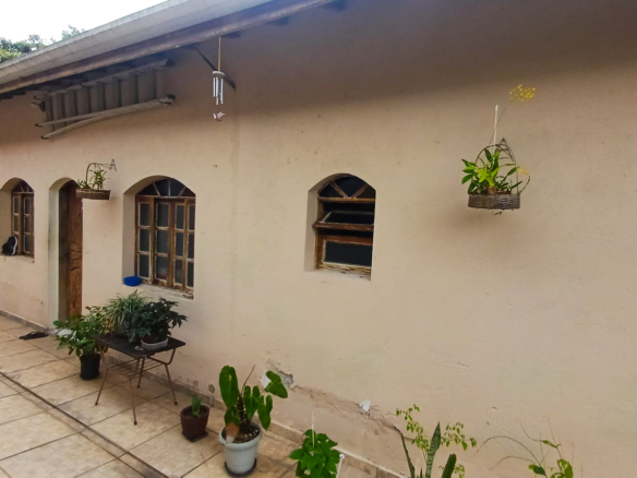 Casa térrea com 3 dormitórios e edícula a 800m da Praia da Lagoinha