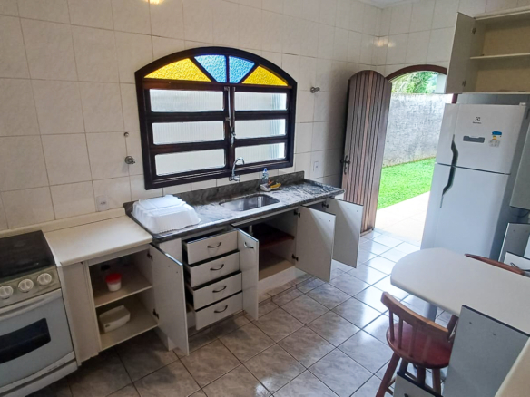 Casa térrea com 3 dormitórios e edícula a 800m da Praia da Lagoinha