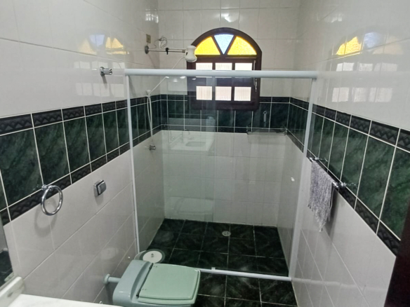 Casa térrea com 3 dormitórios e edícula a 800m da Praia da Lagoinha