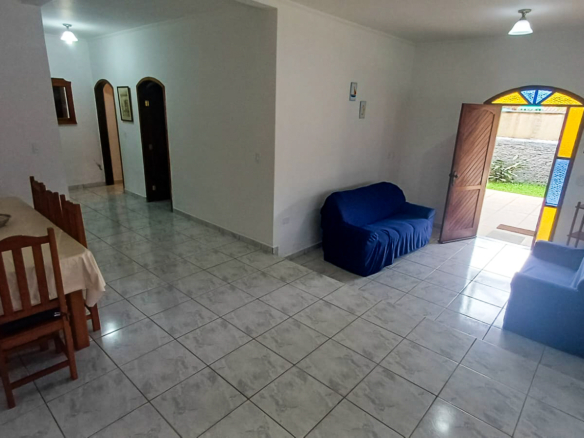 Casa térrea com 3 dormitórios e edícula a 800m da Praia da Lagoinha