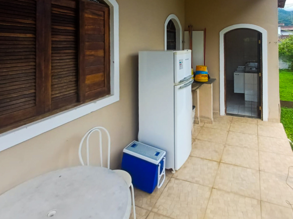 Casa térrea com 3 dormitórios e edícula a 800m da Praia da Lagoinha