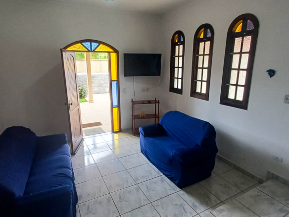 Casa térrea com 3 dormitórios e edícula a 800m da Praia da Lagoinha