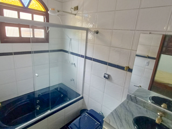 Casa térrea com 3 dormitórios e edícula a 800m da Praia da Lagoinha