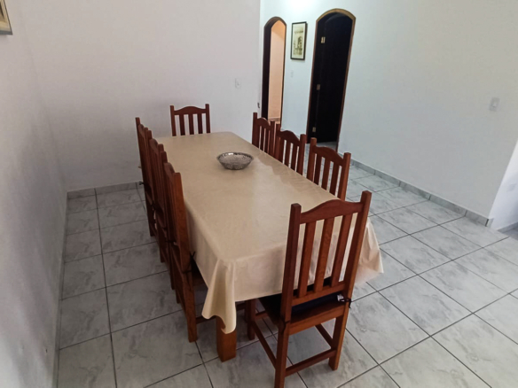 Casa térrea com 3 dormitórios e edícula a 800m da Praia da Lagoinha