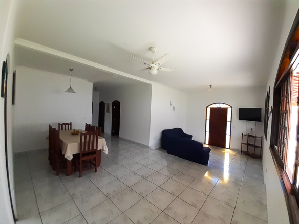 Casa térrea com 3 dormitórios e edícula a 800m da Praia da Lagoinha