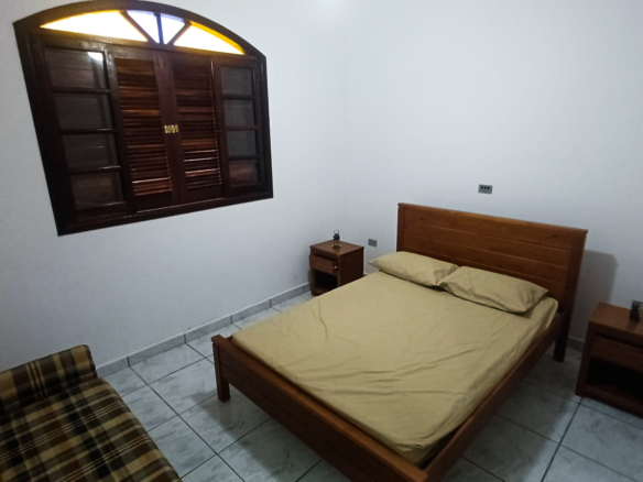 Casa térrea com 3 dormitórios e edícula a 800m da Praia da Lagoinha