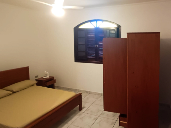 Casa térrea com 3 dormitórios e edícula a 800m da Praia da Lagoinha