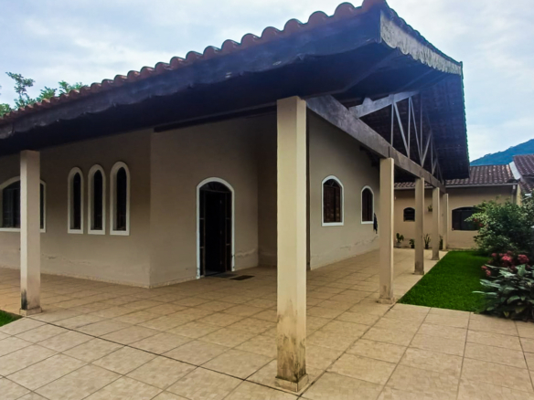 Casa térrea com 3 dormitórios e edícula a 800m da Praia da Lagoinha