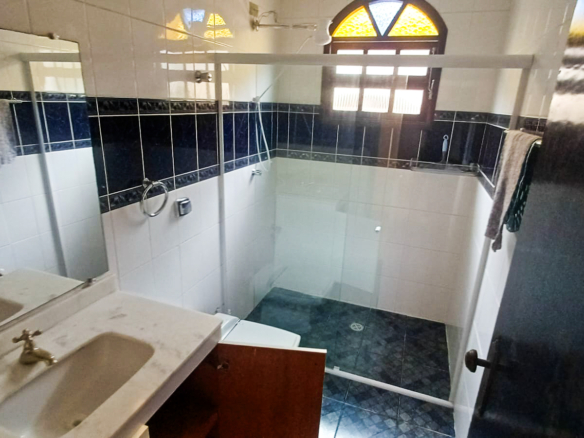 Casa térrea com 3 dormitórios e edícula a 800m da Praia da Lagoinha