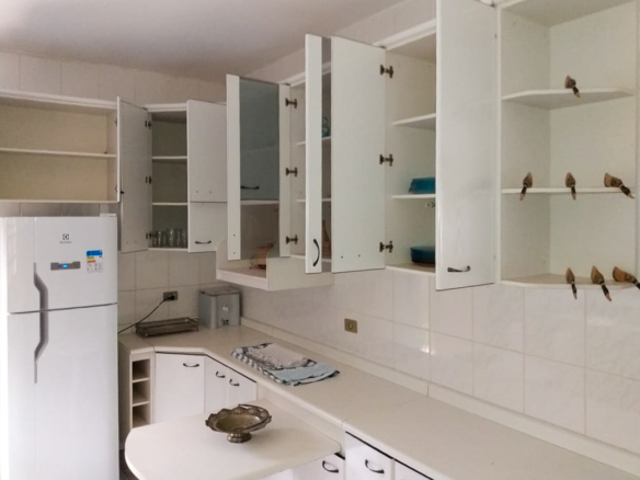 Casa térrea com 3 dormitórios e edícula a 800m da Praia da Lagoinha