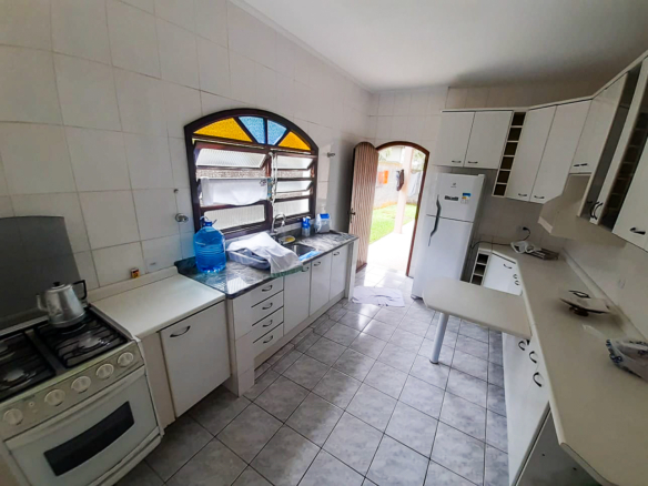 Casa térrea com 3 dormitórios e edícula a 800m da Praia da Lagoinha
