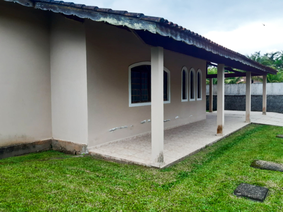 Casa térrea com 3 dormitórios e edícula a 800m da Praia da Lagoinha