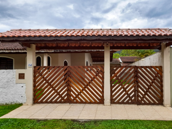 Casa térrea com 3 dormitórios e edícula a 800m da Praia da Lagoinha