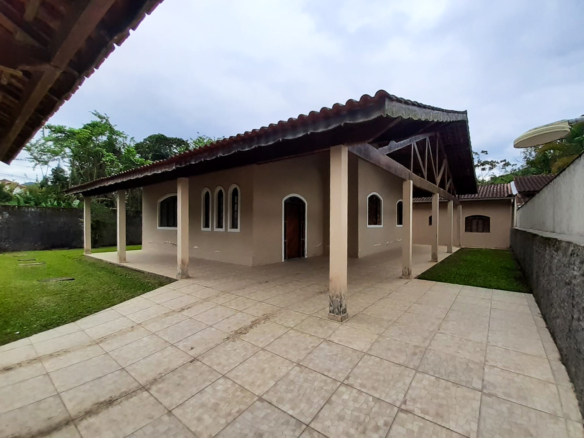 Casa térrea com 3 dormitórios e edícula a 800m da Praia da Lagoinha
