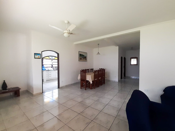 Casa térrea com 3 dormitórios e edícula a 800m da Praia da Lagoinha